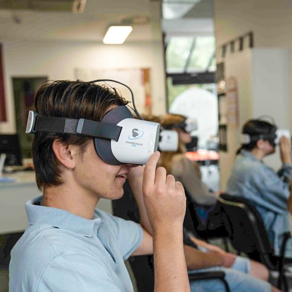 Fahrschule Bamberg VIB mit VR-Brillen. Ein Mann hat eine VR-Brille auf.